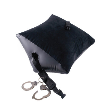 Cuscino bondage fetish nero con manette in acciaio